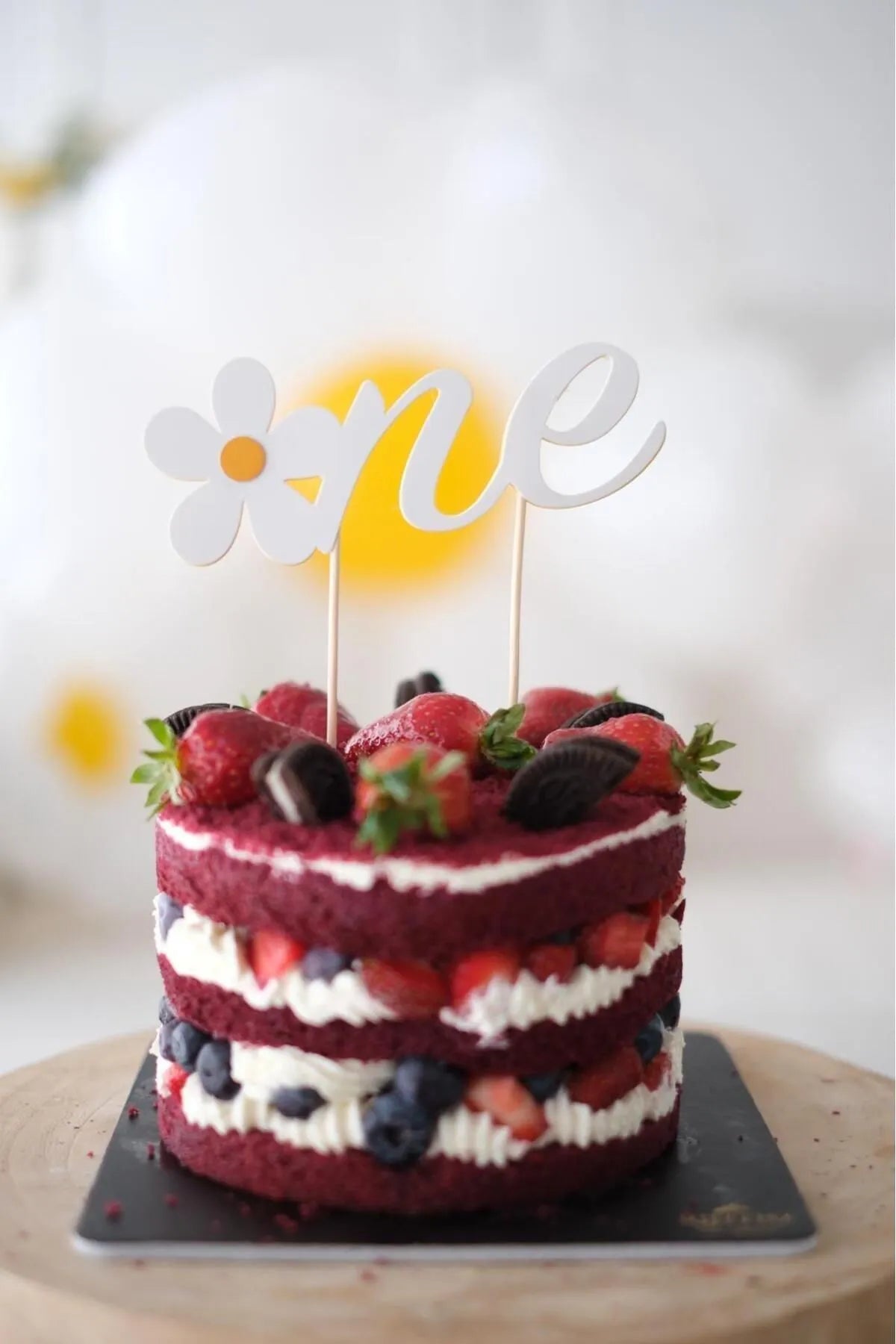 Papatya Partisi Temalı Beyaz One Bir Yaş Pasta Süsü